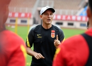 半岛体育下载-神奇进口球员表现抢眼，帕尔马主帅大加赞赏