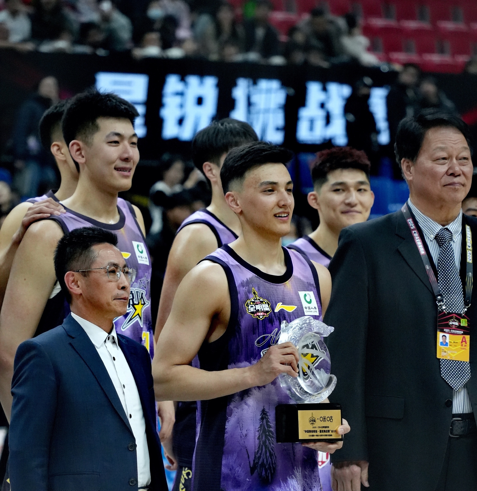 新晋明星在中国篮球联赛中崭露头角 新晋明星在中国篮球联赛中崭露头角