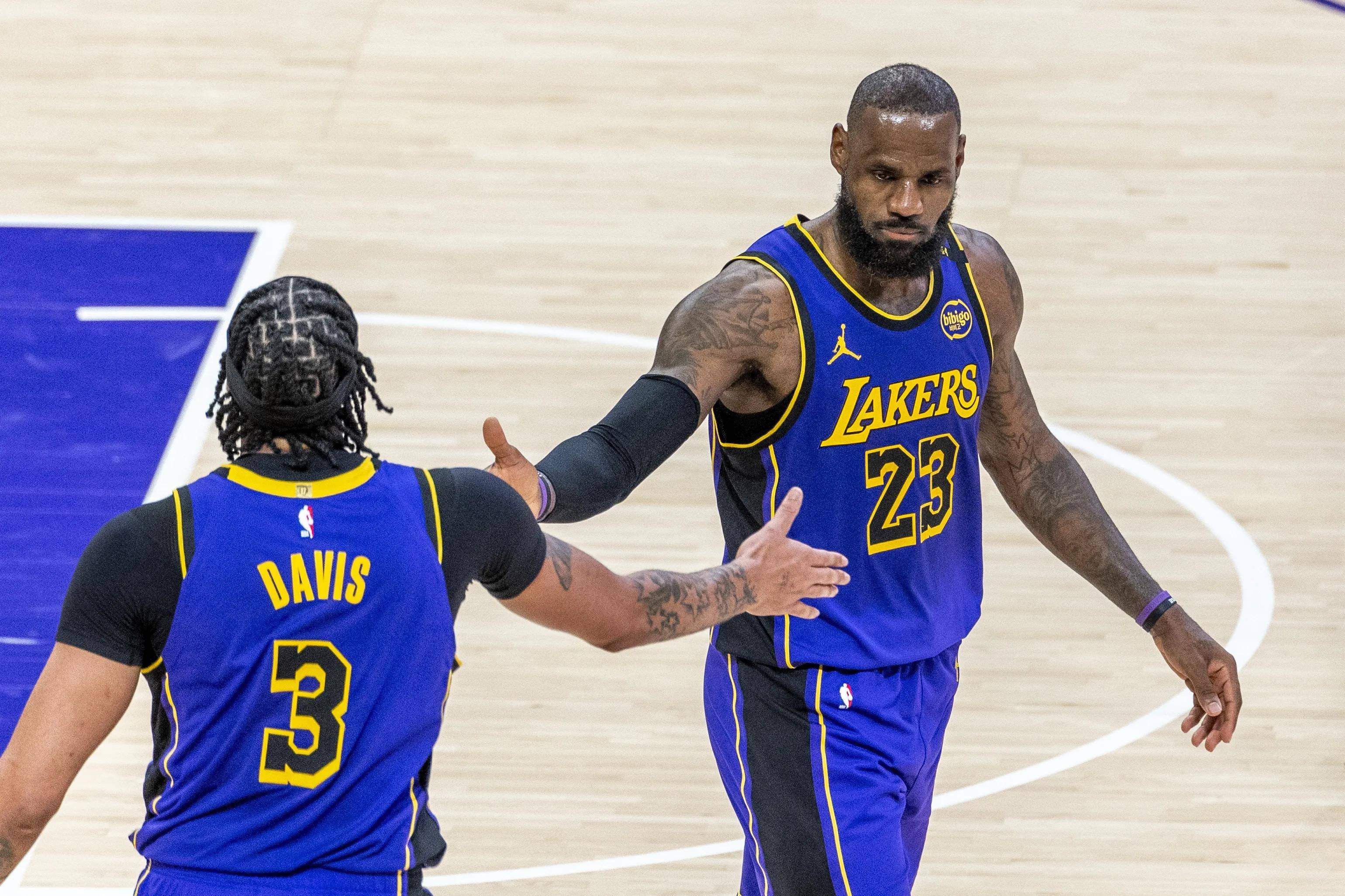 湖人主场告捷，戈贝尔无可阻挡