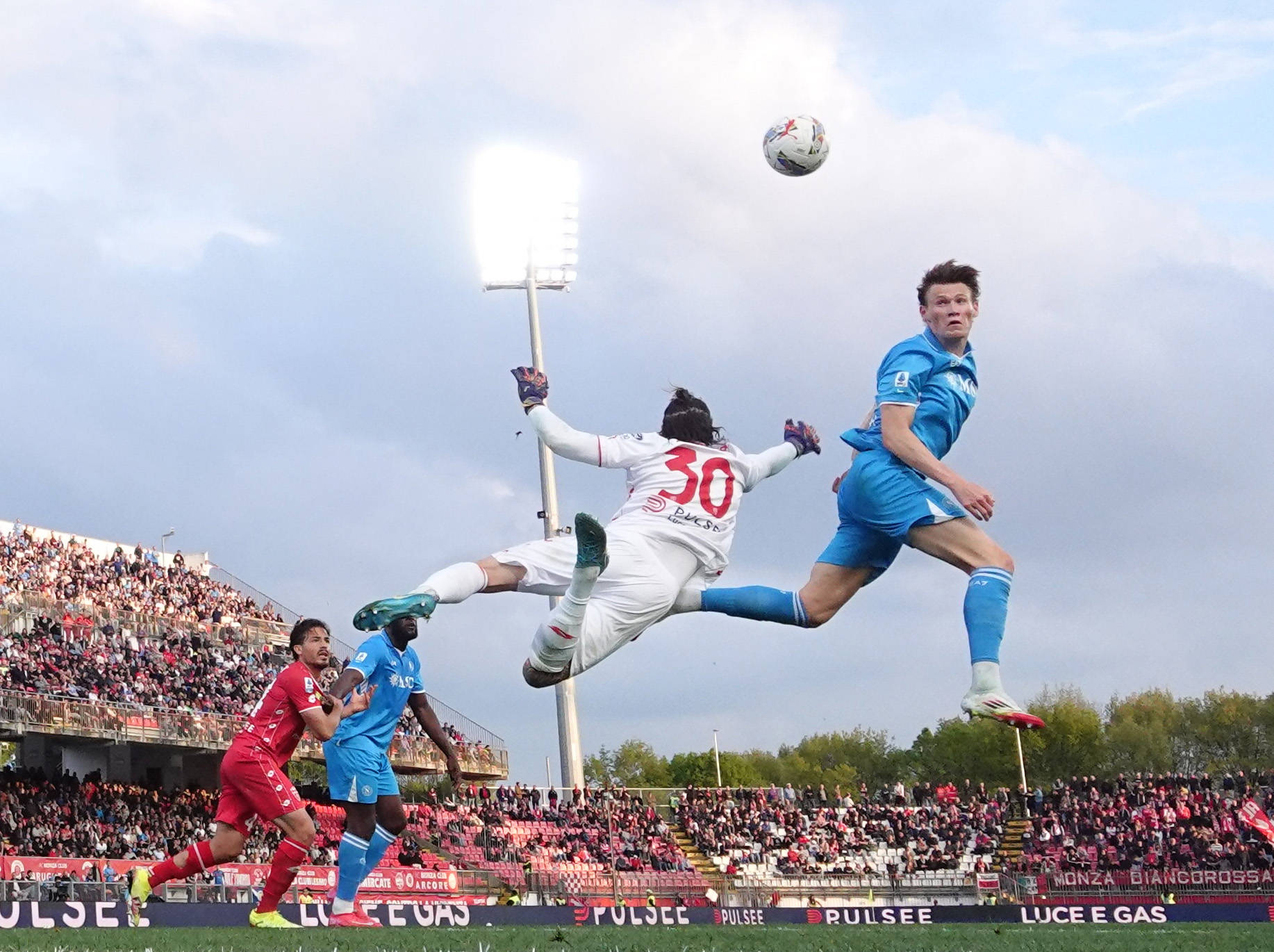 罗马队员全力拼搏,勇夺宝贵三分的简单介绍 罗马队员全力拼搏,勇夺宝贵三分的简单介绍