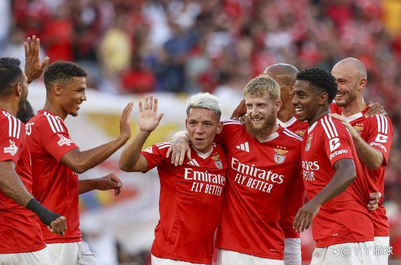 足球盛宴再燃,球队士气高涨争夺胜利 足球盛宴再燃,球队士气高涨争夺胜利