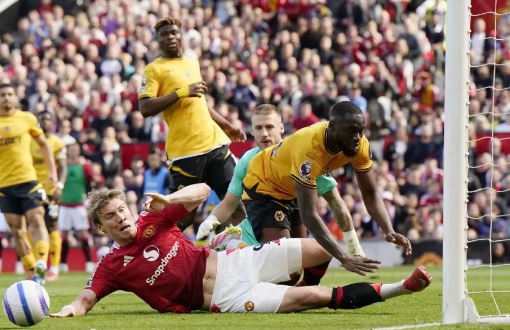 曼联主场战胜沃特福德,继续追赶 曼联主场战胜沃特福德,继续追赶