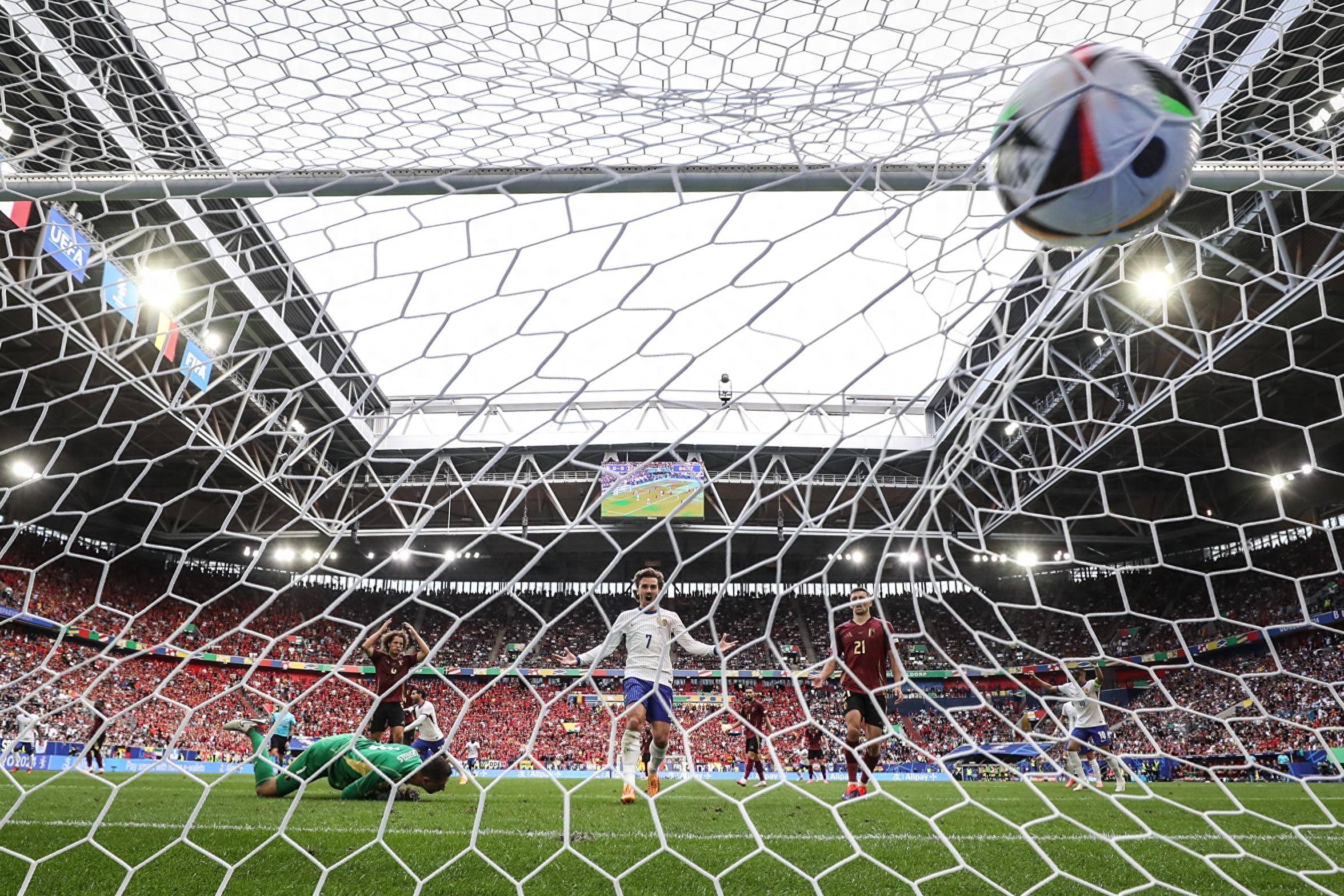 法国足球队在重要比赛中晋级