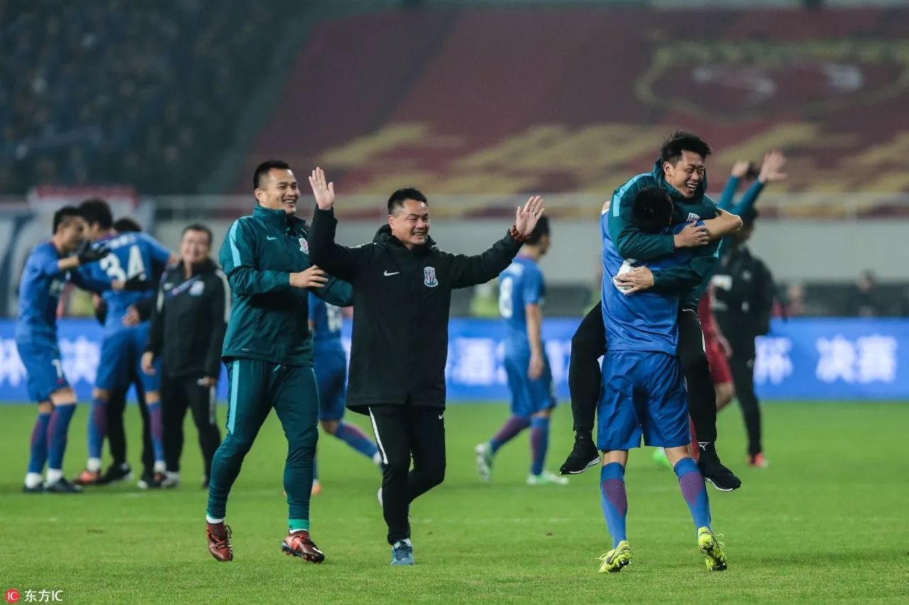 力拼胜利!球员奋勇争夺冠军宝座的简单介绍 力拼胜利!球员奋勇争夺冠军宝座的简单介绍