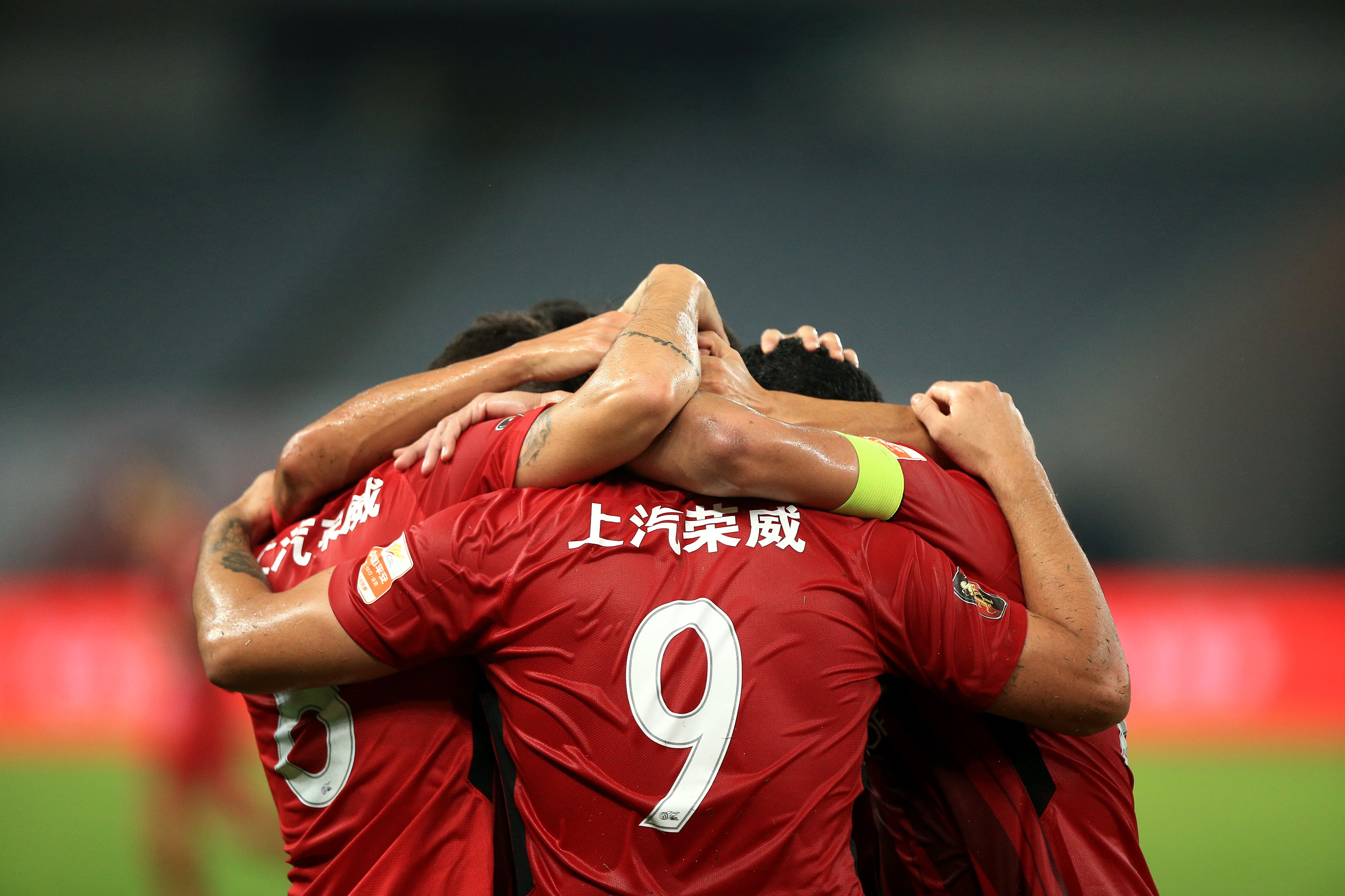 包含上港客胜建业，继续保持领先优势的词条