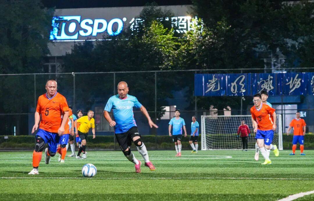 关于国内足球比赛的激情对决让人心潮澎湃的信息