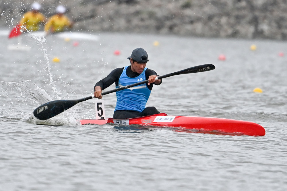 包含英国轻艇选手表现抢眼，获得男子单人皮划艇金牌的词条