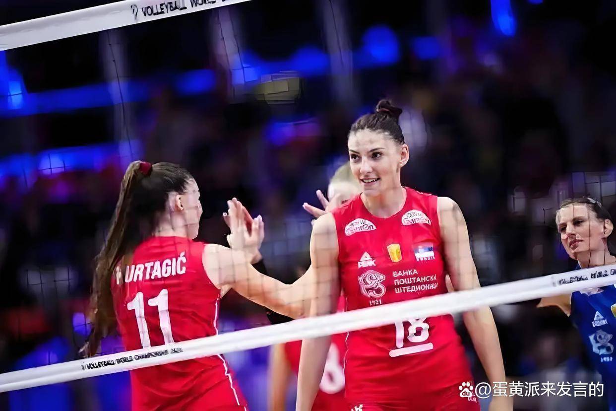 俄罗斯女子排球队携手晋级四强