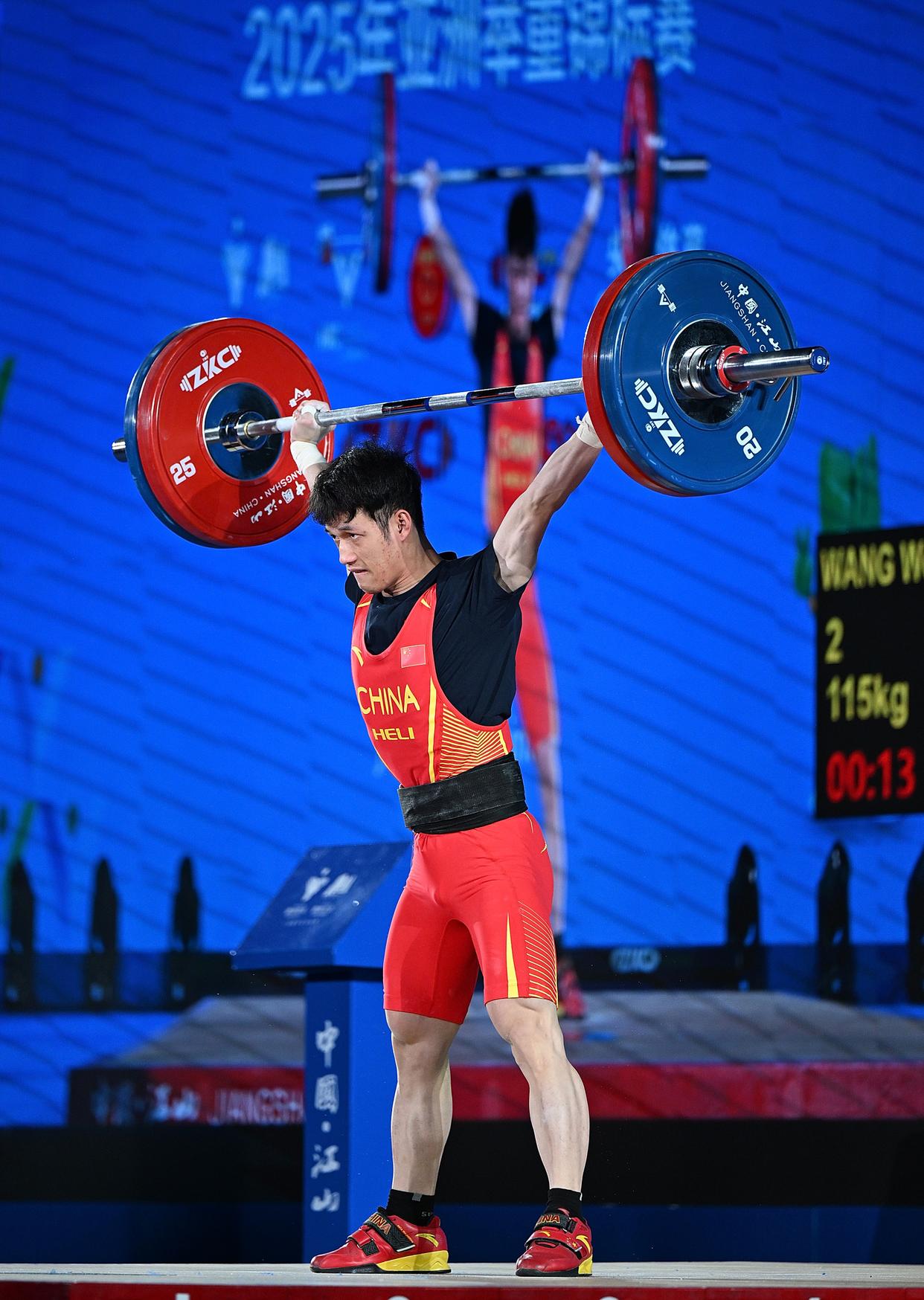 保加利亚举重选手刷新全国纪录