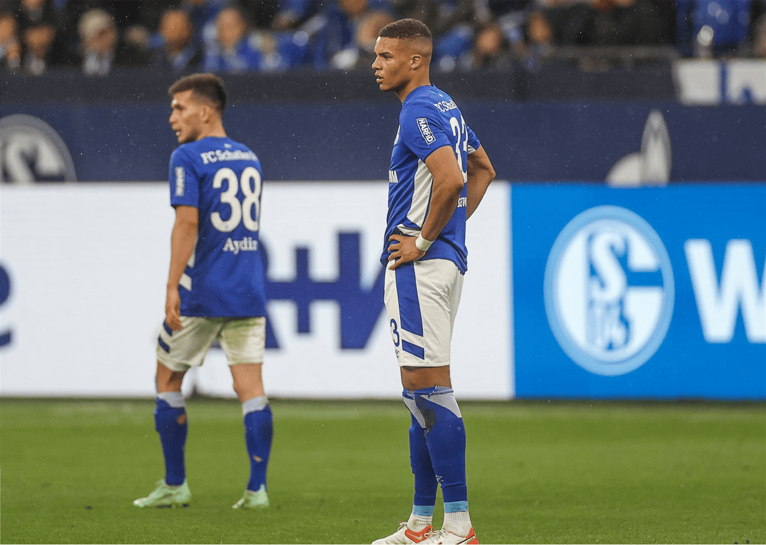 包含沙尔克04客场大胜压倒性表现力击败奥格斯堡队的词条