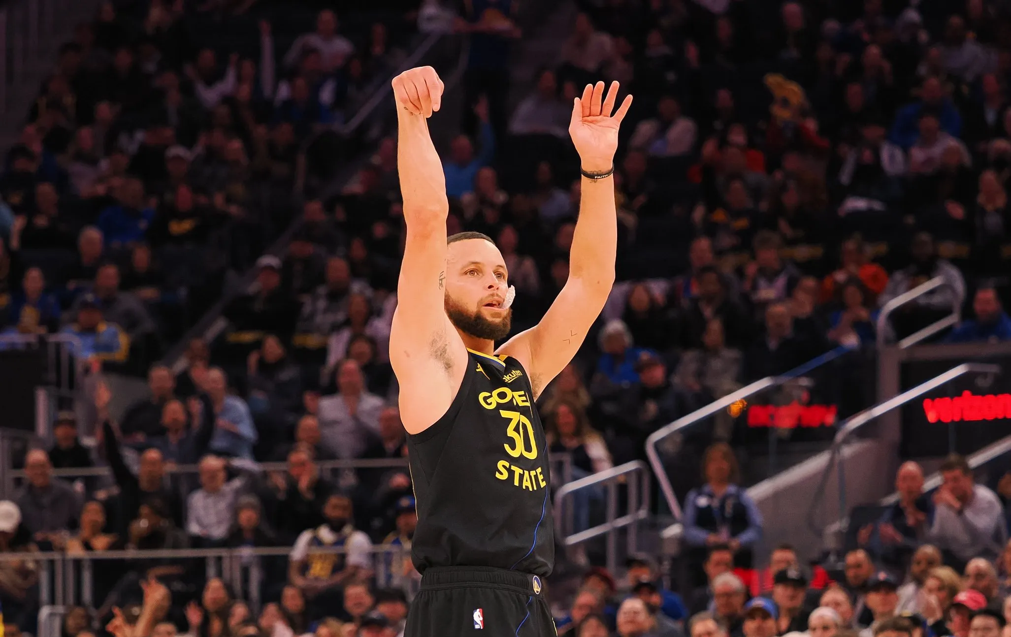 勇士豪取三连胜！库里砍下30+10领跑进攻的简单介绍