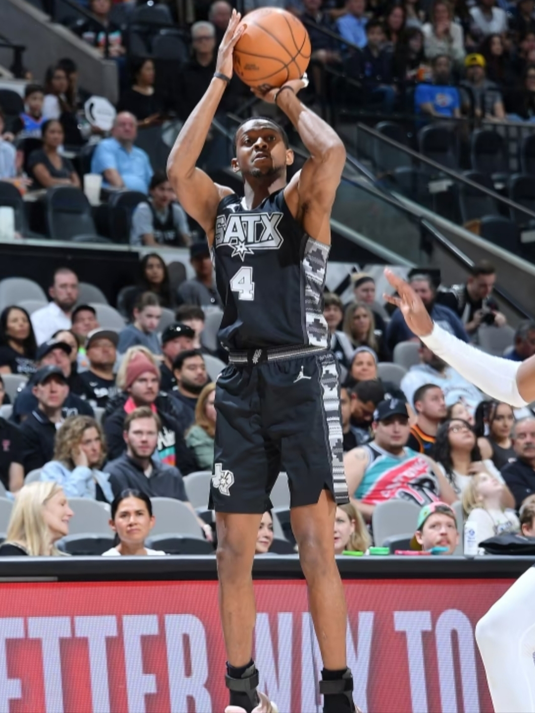 雷霆逆转马刺，主队全员发挥出色