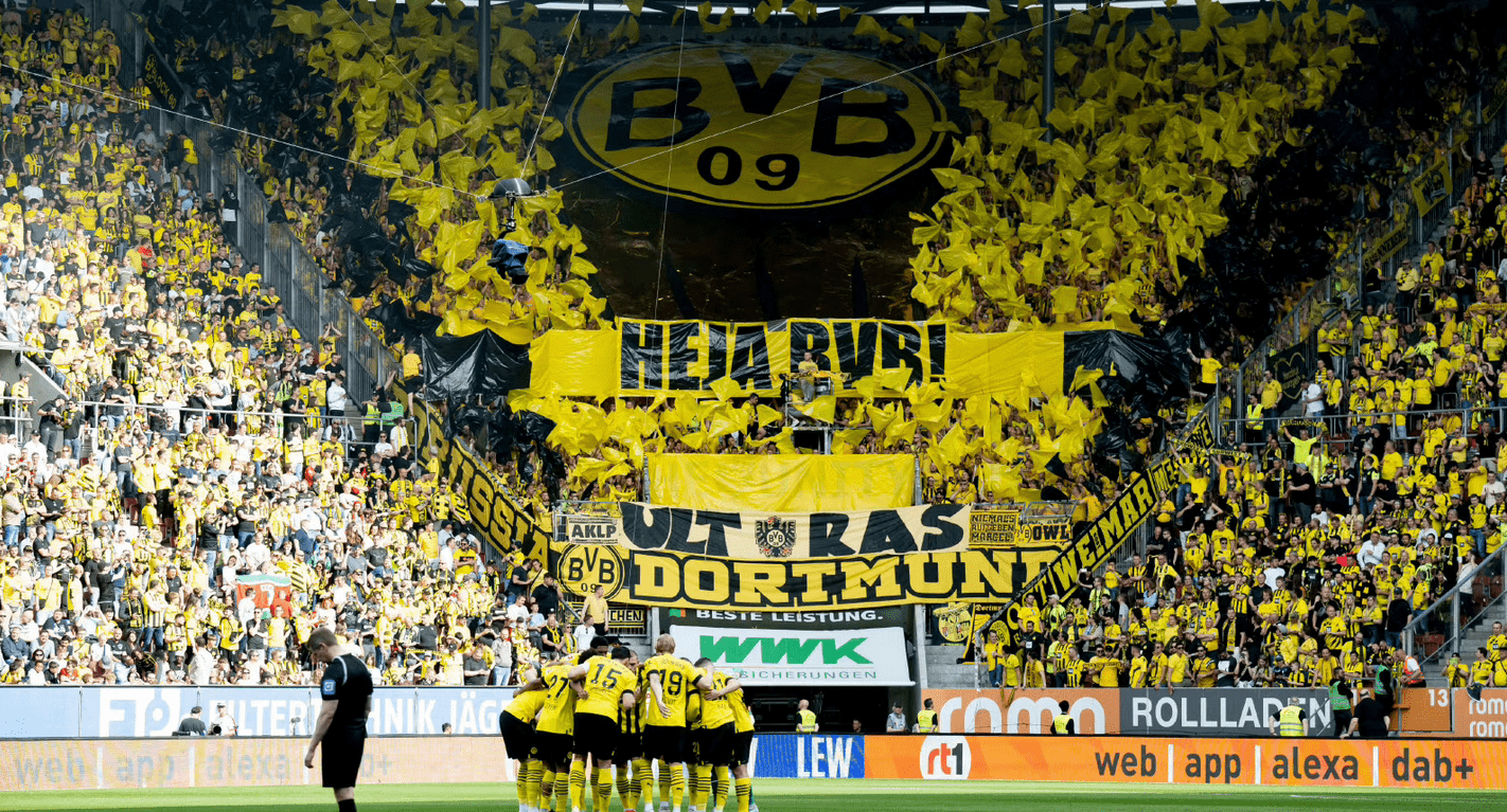 多特蒙德球员团结一致，轻松赢球