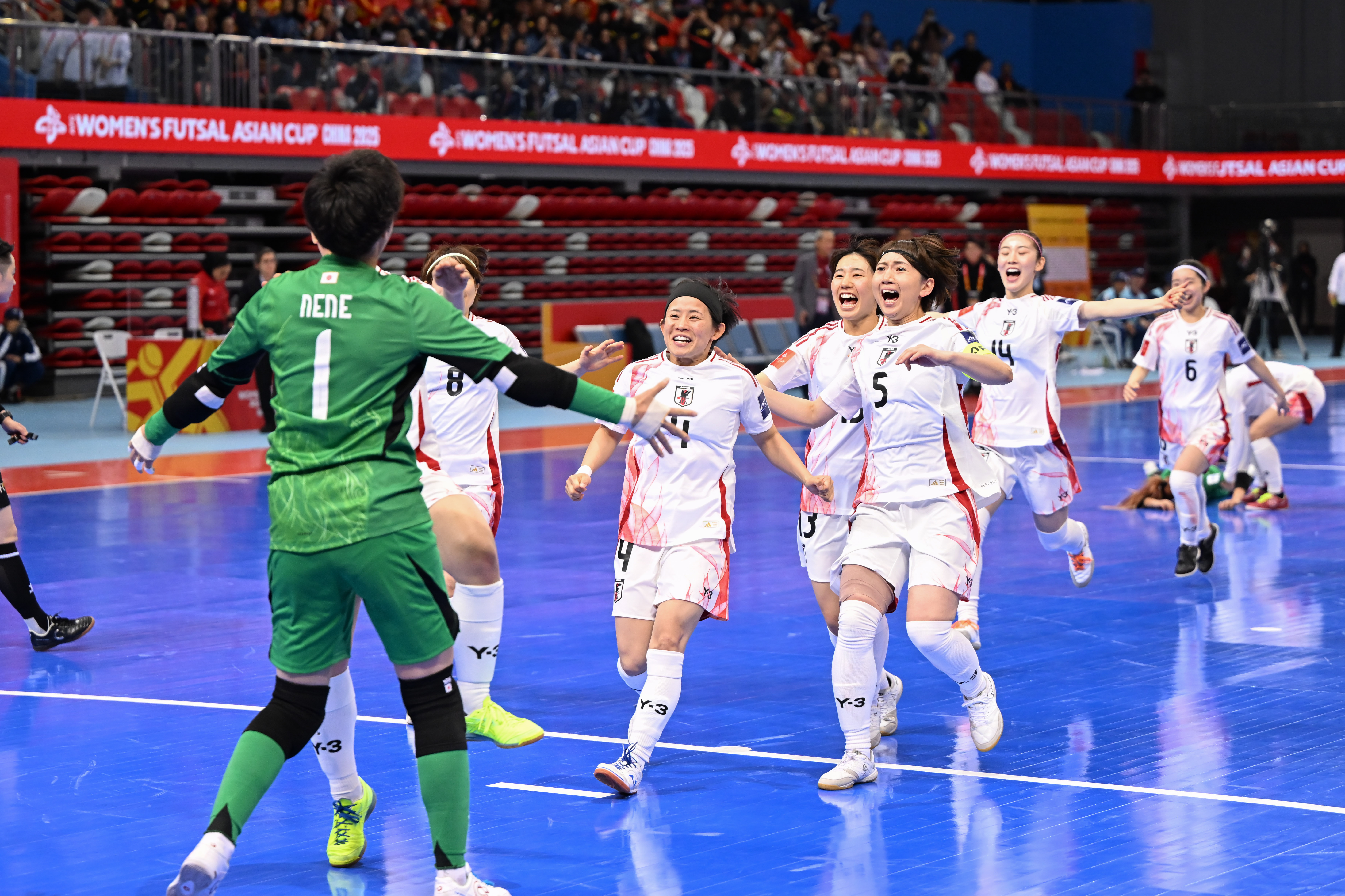 亚洲足球杯赛场上对决激烈,精彩纷呈 亚洲足球杯赛场上对决激烈,精彩纷呈